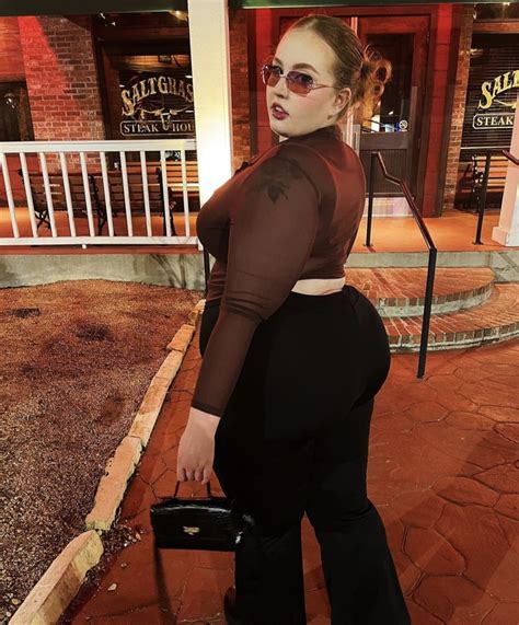 mia coomer|@miaafterdark.